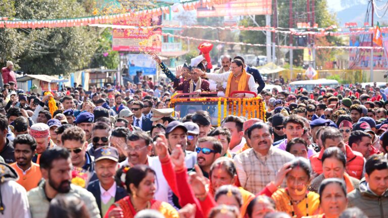 सीएम धामी का पिथौरागढ़ रोड शो में मातृशक्ति और स्थानीय लोगों ने किया जोरदार स्वागत