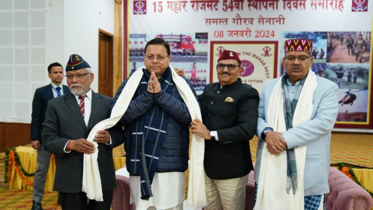 सीएम धामी ने 15 महार रेजीमेंट के स्थापना दिवस के अवसर पर रेजिमेंट के पूर्व सैन्य अधिकारियों को किया सम्मानित