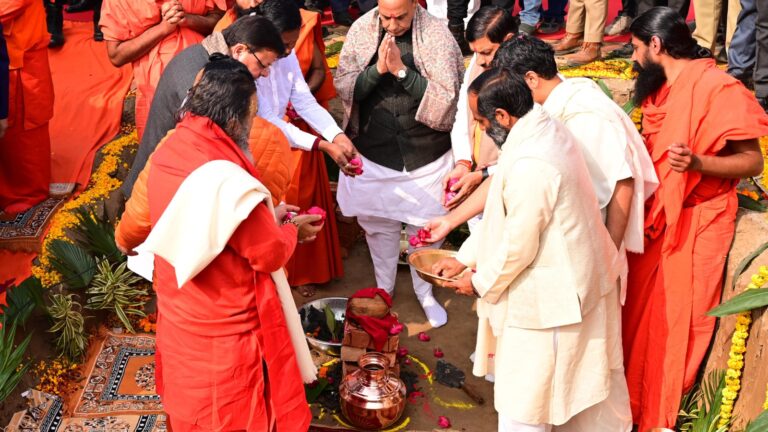केंद्रीय रक्षा मंत्री राजनाथ सिंह ने हरिद्वार में किया पतंजलि गुरूकुलम’ और ’आचार्यकुलम’ का भूमि पूजन कर शिलान्यास 