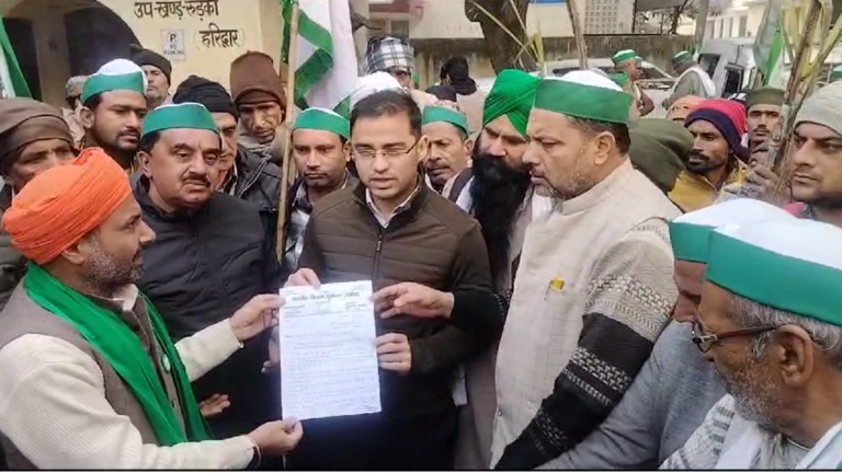 गन्ने की फसल लेकर पैदल तहसील पहुंचे किसानों ने दिया धरना
