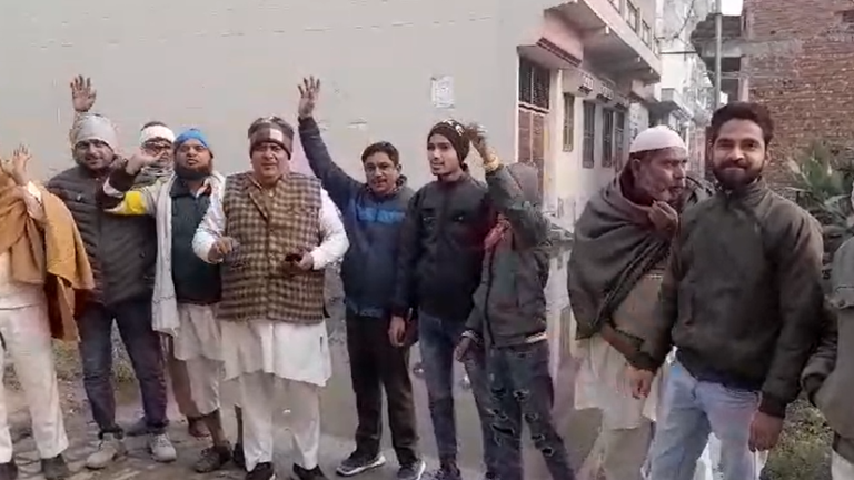ग्रामीणों ने नगर पंचायत के खिलाफ जमकर नारेबाजी, लगाए आरोप 