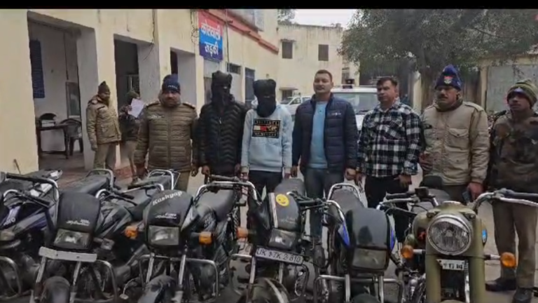 आठ मोटरसाइकिल चोरी के साथ एक नाबालिक समेत वाहन चोर गिरफ्तार