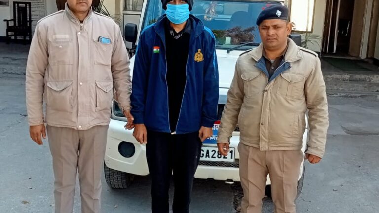 रिलायंस ज्वैलरी शोरूम डकैती प्रकरण में घटना के मास्टरमाइंड अभियुक्त शशांक को ट्रांजिट रिमांड पर लाया गया देहरादून 