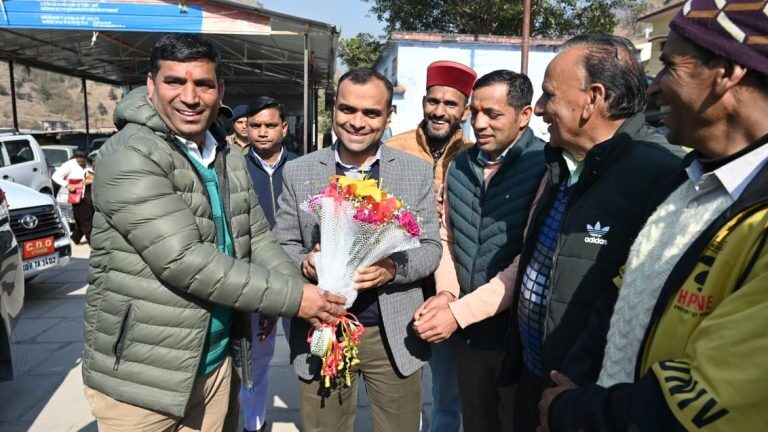 जिलाधिकारी मयूर दीक्षित ने थत्यूड़ में किया खुशी स्वायत सहकारिता समूह के ऑर्गेनिक आउटलेट का शुभारंभ 