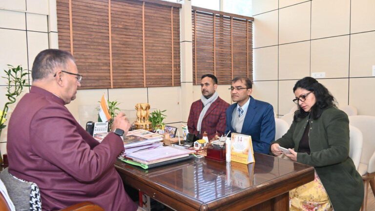 कीटनाशक दवाओं के छिड़काव में देरी पर मंत्री गणेश जोशी ने अधिकारियों को लगाई जमकर फटकार 