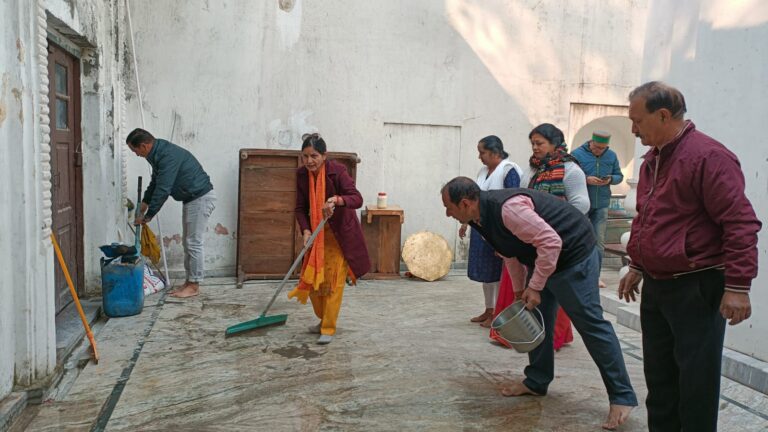 राम भक्तों ने मंदिरों में शुरू किया स्वच्छता अभियान 
