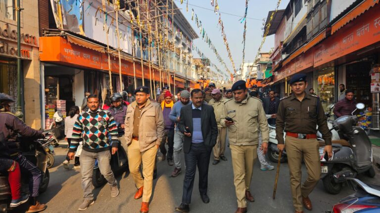 सड़कों और फुटपाथों पर अस्थाई अतिक्रमण करने वालों पर चला दून पुलिस का डंडा 
