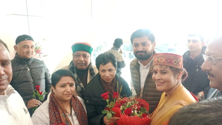 कांग्रेस प्रदेश प्रभारी कुमारी शैलजा का प्रथम बार उत्तराखंड आगमन पर कांग्रेसियों ने किया भव्य स्वागत 