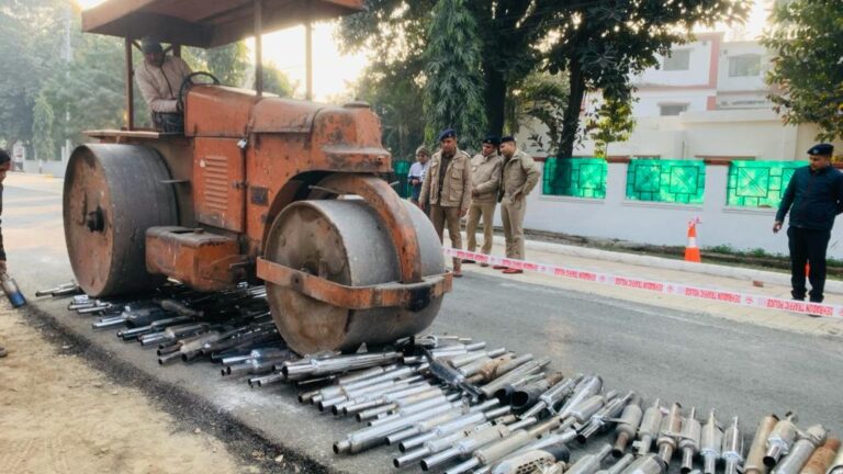 पुलिस ने मॉडिफाइड साइलेंसरों पर बुलडोजर चलाकर किया नष्ट