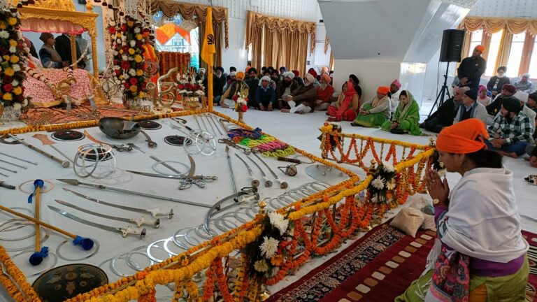 गुरु गोविंद सिंह जी की जयंती के अवसर पर शहर की नि. महापौर अनिता ममगाई ने हेमकुंड साहिब गुरुद्वारा में माथा टेककर, शहर की खुशहाली की कामना की 
