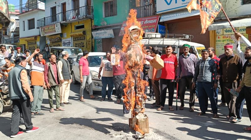 उत्तरकाशी की घटना पर नैनबाग में निकाली आक्रोश रैली, फूंका सरकार और जिला  प्रशासन का पुतला – Dhanaulti Express