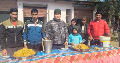 ग्राम प्रधान प्रदेश अध्यक्ष भास्कर सम्मल के नेतृत्व में मकर संक्रांति के शुभ अवसर पर लगाया भंडारा