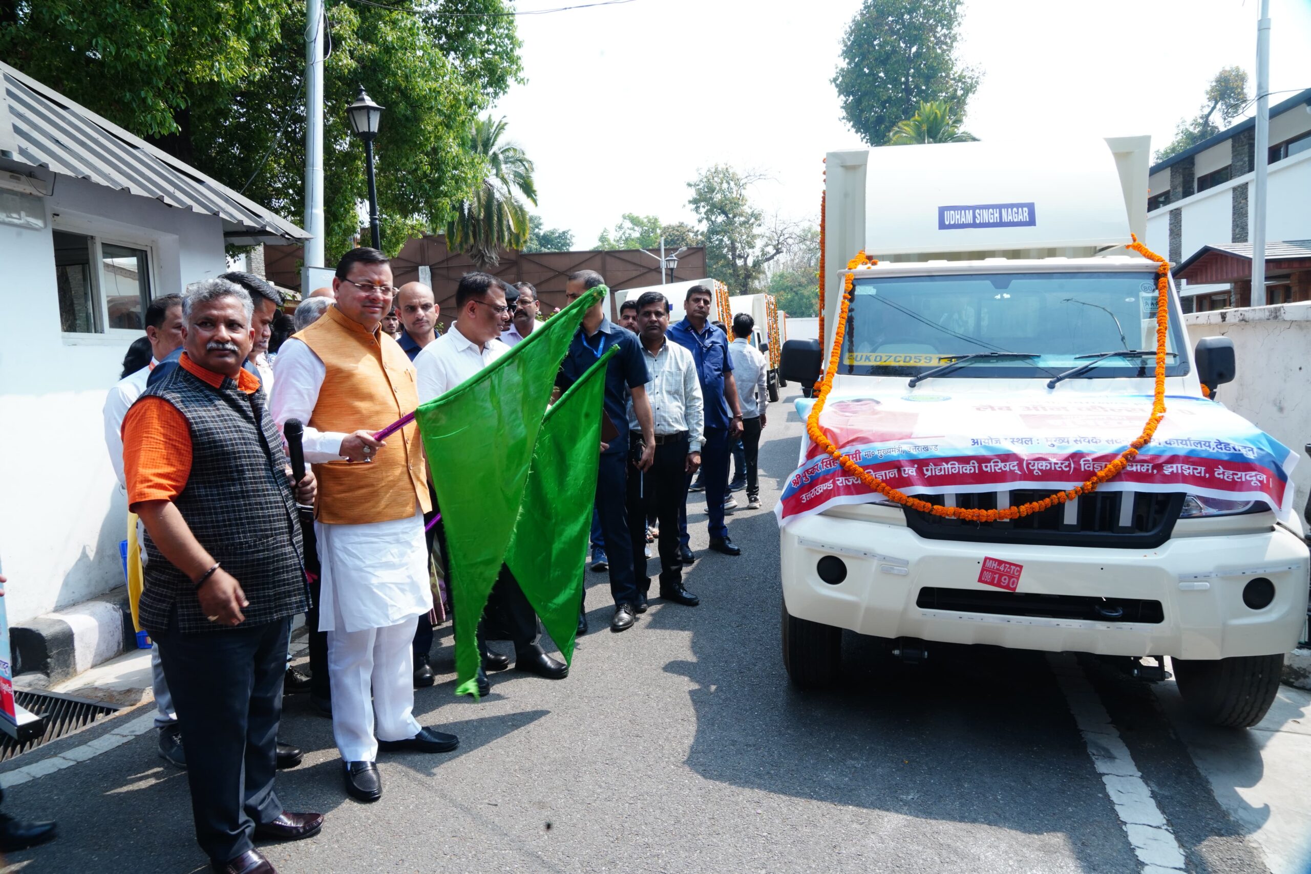 लैब ऑन व्हील्स-मोबाइल साइंस लैब परियोजना के द्वितीय चरण का सीएम धामी ने किया शुभारंभ 