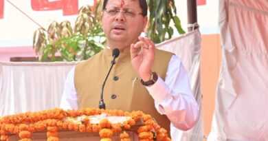 पुराने कुओं के जीर्णोंधार के लिए चलेगा विशेष अभियान – मुख्यमंत्री   सत्यापन के बाद व्यापक स्तर पर चलाया जाएगा सफाई और रख रखाव का अभियान   मुख्यमंत्री पुष्कर सिंह धामी ने दशकों पुराने कुओं का जीर्णोंधार करने के निर्देश दिए हैं। इसके लिए कुओं का व्यापक सत्यापन अभियान चलाया जाएगा, साथ ही रख रखाव के जरिए इन्हें फिर से पुनर्जीवित किया जाएगा।  कुएं प्राचीन काल से गांवों से लेकर शहरों में तक मीठे और साफ पानी के स्रोत रहे हैं, कुंए धार्मिंक और सांस्कृतिक रूप से भी महत्वपूर्ण होते हैं, कई जगह कुंए एतिहासिक घटनाओं के भी गवाह हैं। लेकिन समय के साथ जलापूर्ति की व्यवस्था बदलने से कुंओं का उपयोग घटता चला गया, वर्तमान में कई जगह कुएं अतिक्रमण या उपेक्षा के शिकार हो चुके हैं। लेकिन अब प्रदेश सरकार एक बार फिर कुओं का रख -रखाव करने जा रही है। इसके लिए मुख्यमंत्री पुष्कर सिंह धामी ने बरसात से पहले कुओं की व्यापक सफाई करते हुए, इन्हें पुनर्जीवित करने के निर्देश दिए हैं। ग्रामीण क्षेत्र में भी विभिन्न सरकारी योजनाओं के जरिए कुओं की साफ सफाई करते हुए, पुनर्जीवित किया जाएगा।   सारा के तहत जलस्रोतों को बचाने का प्रयास प्रदेश सरकार गेम चेंजर योजना के तहत स्प्रिंग एंड रिवर रिजुविनेशन अथॉरिटी (सारा) के जरिए, जल स्रोतों के संरक्षण का प्रयास कर रही है। जल संरक्षण अभियान 2024 के तहत कुल 6350 क्रिटिकल – सूखे जल स्रोतों को चिन्हित करते हुए, पेयजल और सिंचाई के लिए महत्वपूर्ण 929 स्रोतों का उपचार किया जा चुका है। साथ ही मैदानी क्षेत्रों में भूजल रिचार्ज के लिए 297 रिचार्ज शॉफ्ट निर्मित किए जा चुके हैं। गत वर्ष विभिन्न जल संचय और संग्रहण संरचनाओं के निर्माण से 3.21 मिलियन घन मीटर वर्षा जल रिचार्ज किया गया। 	 प्रधानमंत्री ने व्यक्त किया आग्रह प्रधानमंत्री नरेंद्र मोदी ने भी नौ नवंबर को उत्तराखंड राज्य स्थापना दिवस पर दिए अपने भाषण में राज्यवासियों से अपने नौलों, धारों को संरक्षित करते हुए, पानी की स्वच्छता के अभियानों को गति देने का आग्रह व्यक्त किया है। प्रधानमंत्री ने अपने भाषण में कहा कि उत्तराखंड में अपने नौलों धारों को पूजने की परंपरा रही है,प्रदेश सरकार इसी क्रम में कुओं को भी संरक्षित करने का अभियान शुरू करने जा रही है।   कुंए हमारी सभ्यता के अहम अंग रहे हैं। शहरों से लेकर गांवों तक कई प्राचीन कुंए हैं। हमारा प्रयास है कि इन्हें फिर प्रयोग में लाया जाए, इससे जल संरक्षण के प्रयासों को भी बढ़ावा मिलेगा। साथ ही स्वच्छ जल के प्राकृतिक स्रोत भी संरक्षित हो सकेंगे।  पुष्कर सिंह धामी, मुख्यमंत्री उत्तराखंड