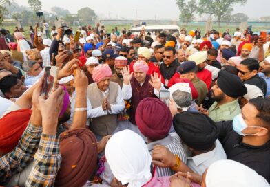 94 फीट ऊंचे नए ध्वजदण्ड को कंधों पर उठाकर श्री दरबार साहिब पहुंची संगतें