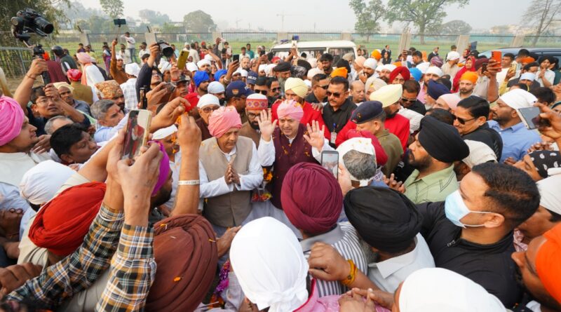 94 फीट ऊंचे नए ध्वजदण्ड को कंधों पर उठाकर श्री दरबार साहिब पहुंची संगतें