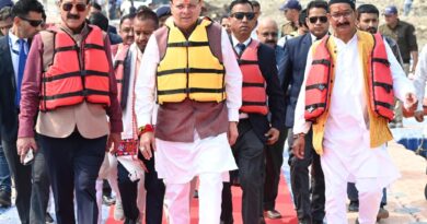 टिहरी झील में रोमांच के सफर पर निकले सीएम
