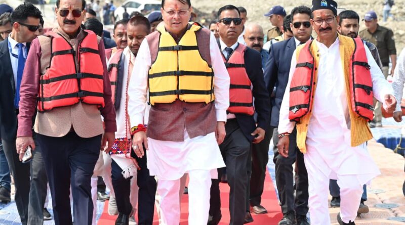 टिहरी झील में रोमांच के सफर पर निकले सीएम