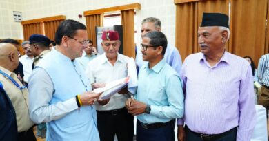 सीएम धामी ने मुख्यमंत्री कैंप कार्यालय स्थित मुख्य सेवक सदन में प्रदेशभर से आए नागरिकों की सुनीं समस्याएं 