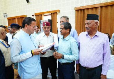 सीएम धामी ने मुख्यमंत्री कैंप कार्यालय स्थित मुख्य सेवक सदन में प्रदेशभर से आए नागरिकों की सुनीं समस्याएं 