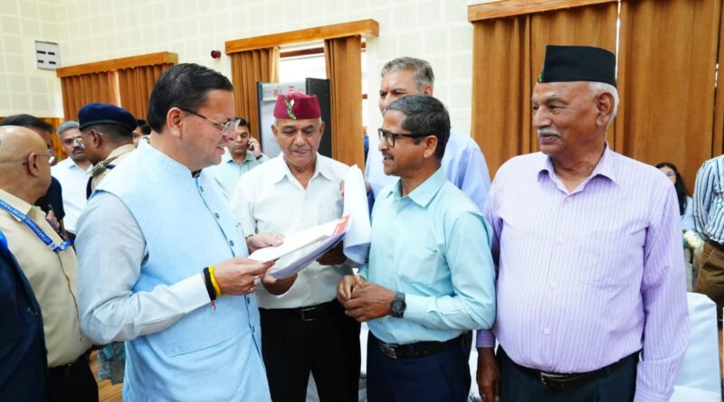 सीएम धामी ने मुख्यमंत्री कैंप कार्यालय स्थित मुख्य सेवक सदन में प्रदेशभर से आए नागरिकों की सुनीं समस्याएं 