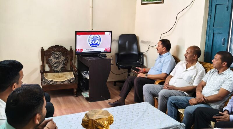 पूर्व विधायक विजयपाल सजवाण ने कार्यकर्ताओं के साथ सुन पीएम मोदी की मन की बात  