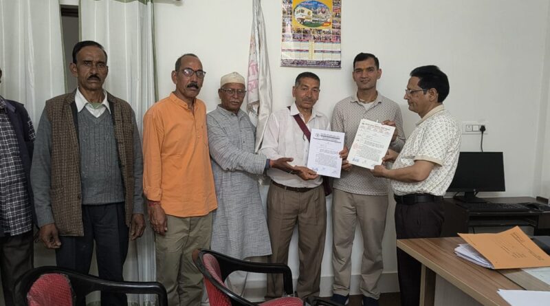 गौ माता को राष्ट्र माता घोषित करने की मांग को लेकर तहसीलदार को सौंपा ज्ञापन 