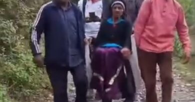 78 साल बाद भी सड़क से वंचित ग्राम खर्क, बीमार बुजुर्ग महिला को कुर्सी पर ढोने को मजबूर ग्रामीण
