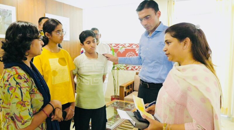 कैंसर पीड़ित विधवा सुनीता को जिला प्रशासन ने दी बड़ी राहत; बेटे को स्कूल में दाखिला, बेटी की शिक्षा ‘नंदा-सुनंदा’ से पुनर्जीवित, रायफल क्लब फंड से रू0 50 हजार की आर्थिक सहायता