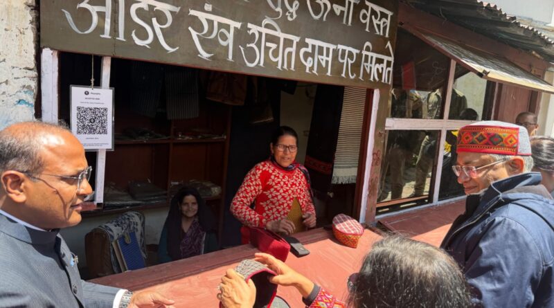 मुख्य चुनाव आयुक्त ने हर्षिल में खरीदी पारंपरिक टोपी,दिया स्थानीय उत्पाद व हस्तशिल्प को बढ़ावा का संदेश