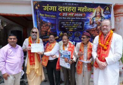 गंगा दशहरा पर्व पर मणिकर्णिका घाट उत्तरकाशी में गंगा विश्व धरोहर पुस्तक का विमोचन