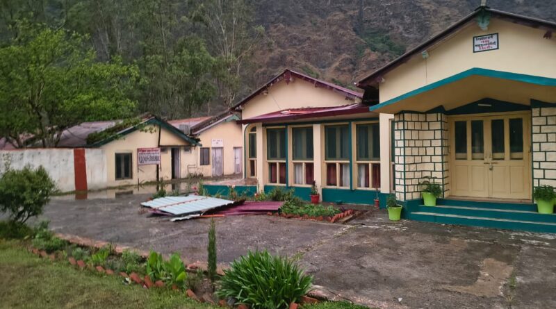 तूफान का कहर: नैनबाग क्षेत्र में भारी नुकसान, गोशाला ध्वस्त और गेस्ट हाउस की छत उड़ी