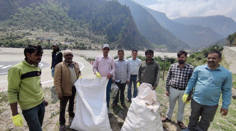 झाला से गंगोत्री तक चला विशेष स्वच्छता अभियान, यात्रा मार्ग से हटाया 50 बोरा प्लास्टिक कचरा