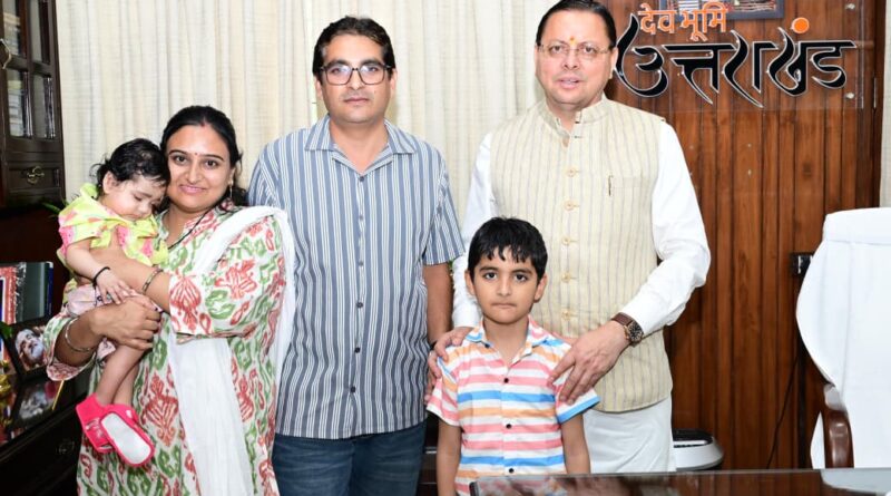 सीएम धामी से मुख्यमंत्री कैंप कार्यालय में वरिष्ठ पत्रकार हेम भट्ट ने परिवार सहित की भेंट 