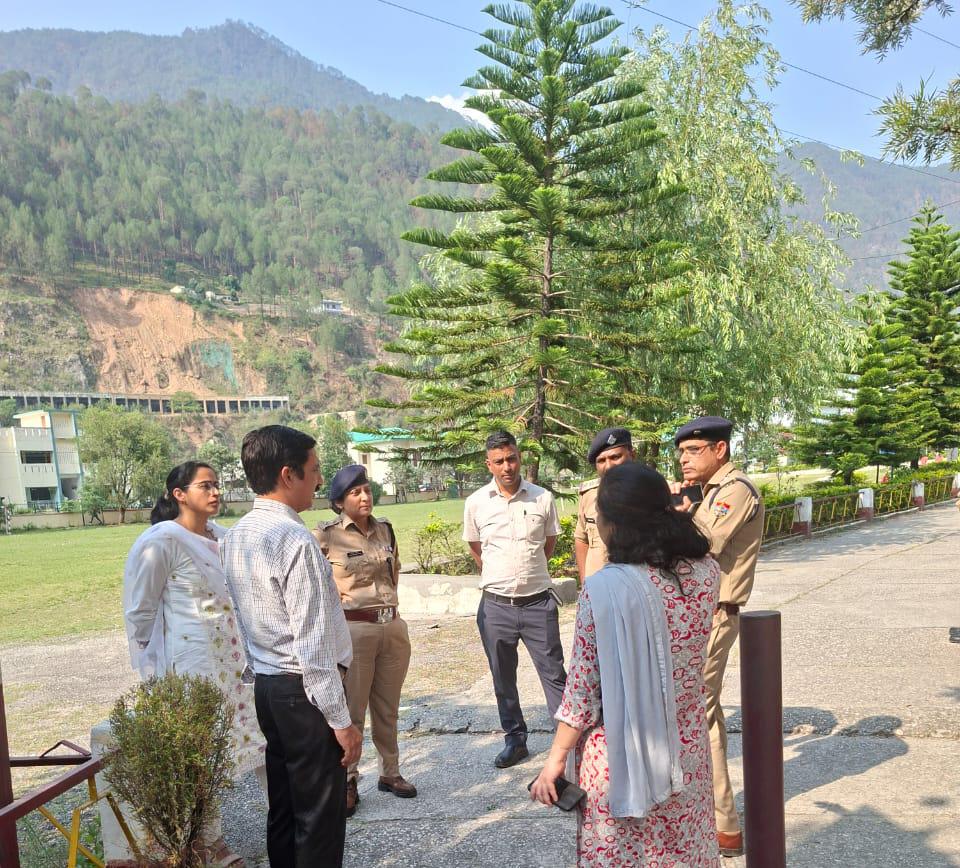 NEET परीक्षा को लेकर उत्तरकाशी पुलिस-प्रशासन मुस्तैद, SP कमलेश उपाध्याय ने किया परीक्षा केंद्र का निरीक्षण.