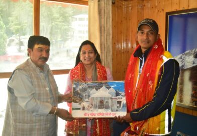 गंगोत्री मंदिर समिति ने उत्तरकाशी पुलिस को किया सम्मानित: यात्रा के सफल प्रबंधन पर मिला ‘देवदूत’ का सम्मान