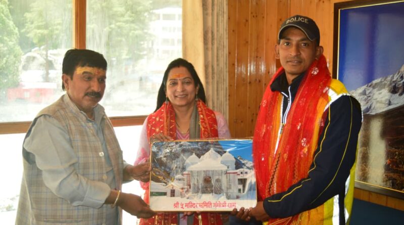 गंगोत्री मंदिर समिति ने उत्तरकाशी पुलिस को किया सम्मानित: यात्रा के सफल प्रबंधन पर मिला ‘देवदूत’ का सम्मान