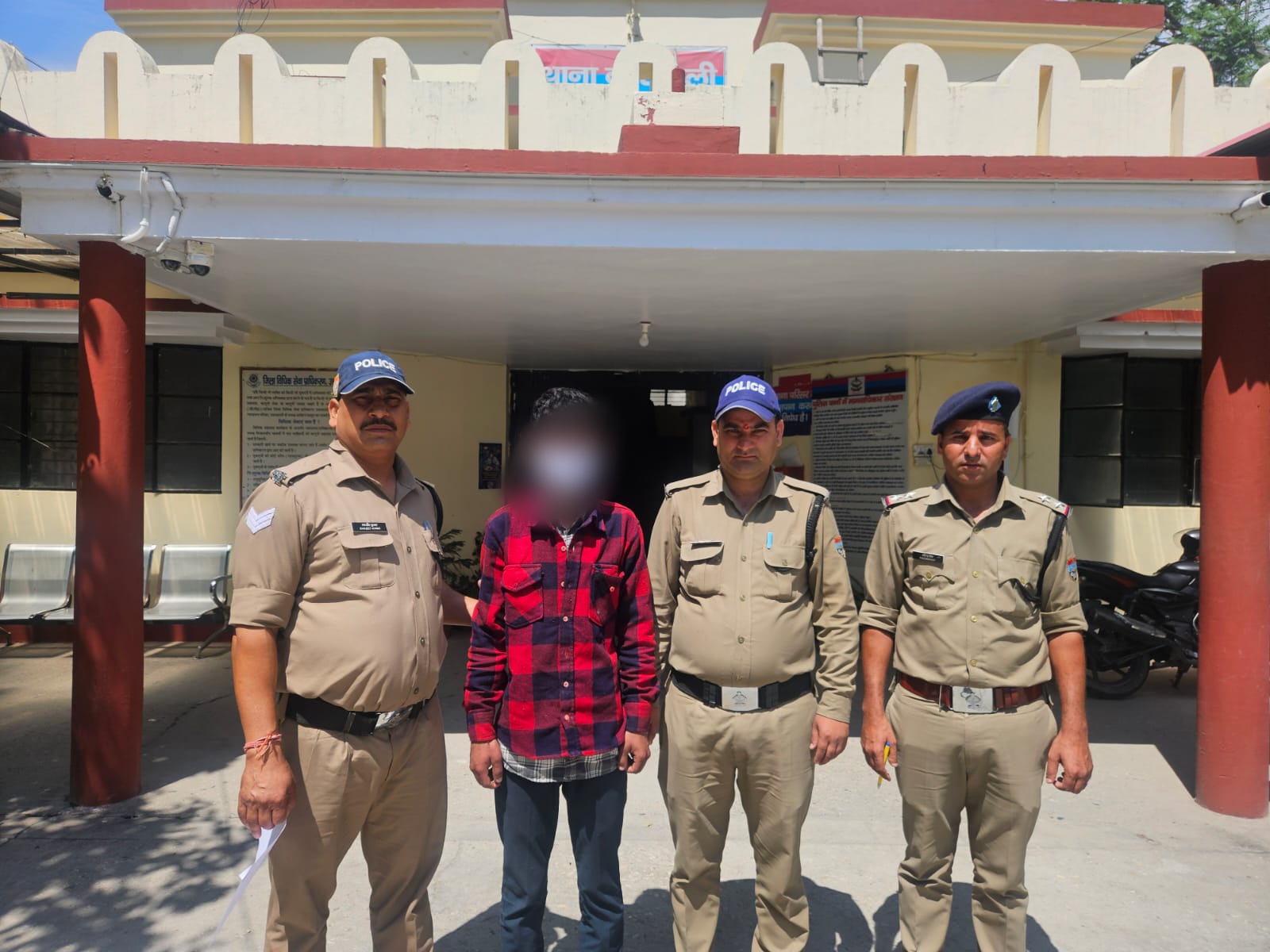पुलिस ने मात्र 12 घण्टे के भीतर किया चोरी का खुलासा, चोरी की स्कूटी सहित चोर गिरफ्तार
