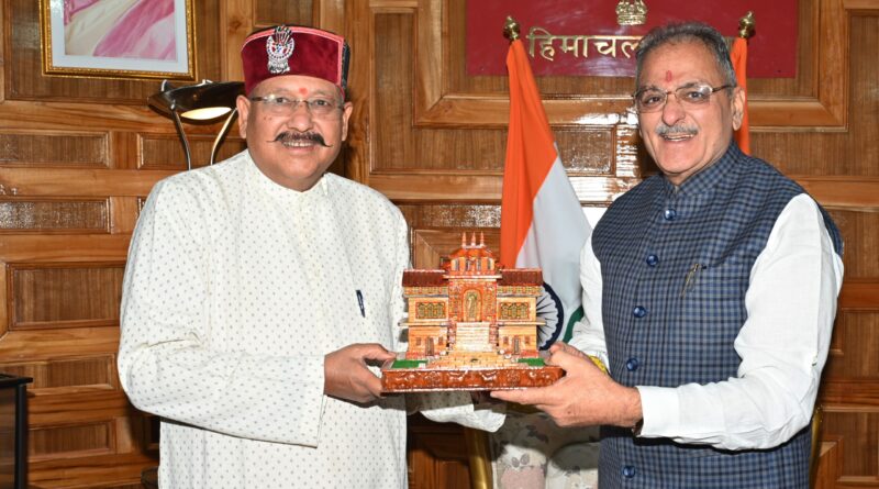 पर्यटन मंत्री सतपाल महाराज ने की हिमाचल के राज्यपाल से शिष्टाचार भेंट