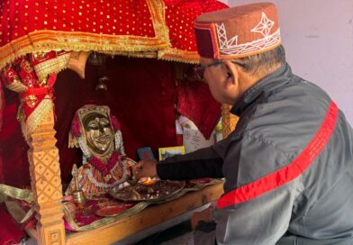 समाज कल्याण मंत्री खजानदास ने महासू देवता मंदिर में की पूजा-अर्चना, पीएम मोदी को लंबे कार्यकाल की दी बधाई