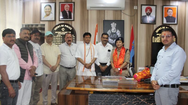 यात्रा के सफल संचालन पर होटल एसोसिएशन यमुनावैली ने SP उत्तरकाशी का किया सम्मान