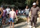 गढ़ी कैंट स्थित गुचुपानी में पर्यटकों का लगा जमावड़ा, ठंडे पानी से मिटा रहे थकान