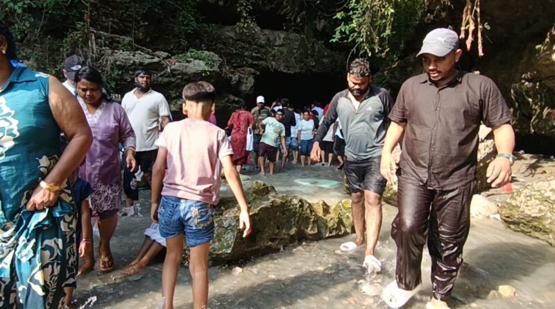 गढ़ी कैंट स्थित गुचुपानी में पर्यटकों का लगा जमावड़ा, ठंडे पानी से मिटा रहे थकान