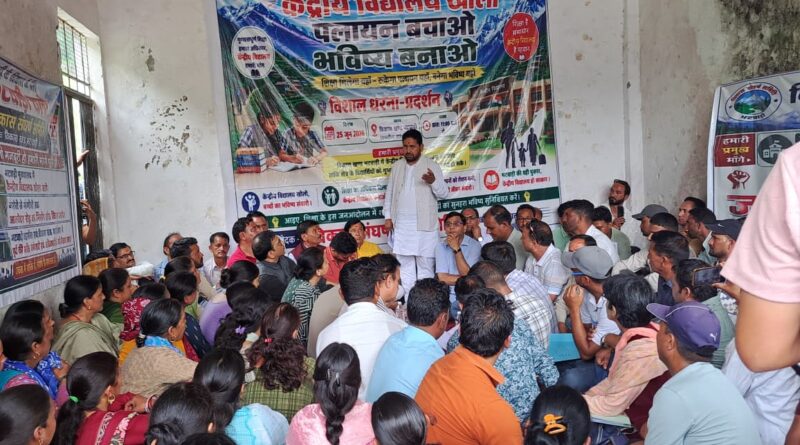 भटवाड़ी में 13 दिनों से जारी धरनास्थल पर पहुंचे विधायक सुरेश चौहान, मांगों के निस्तारण का दिया भरोसा