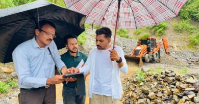 भारी बारिश के बीच ग्राउंड जीरो पर उतरे डीएम डॉ. आशीष चौहान