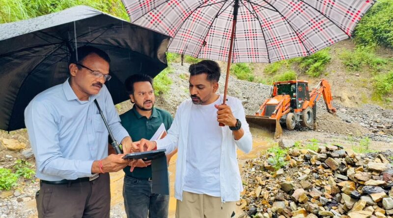 भारी बारिश के बीच ग्राउंड जीरो पर उतरे डीएम डॉ. आशीष चौहान