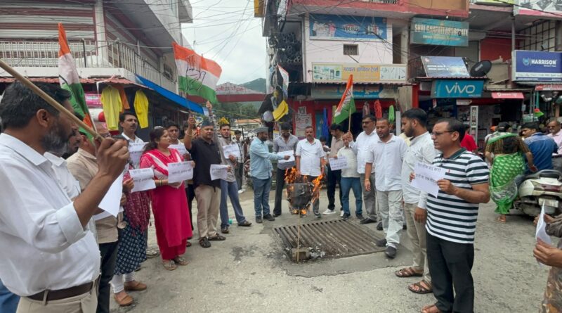 दिल्ली जंतर-मंतर से उठी छात्रों की गूंज पहुंची उत्तरकाशी, कांग्रेस ने फूंका केंद्र सरकार का पुतला 