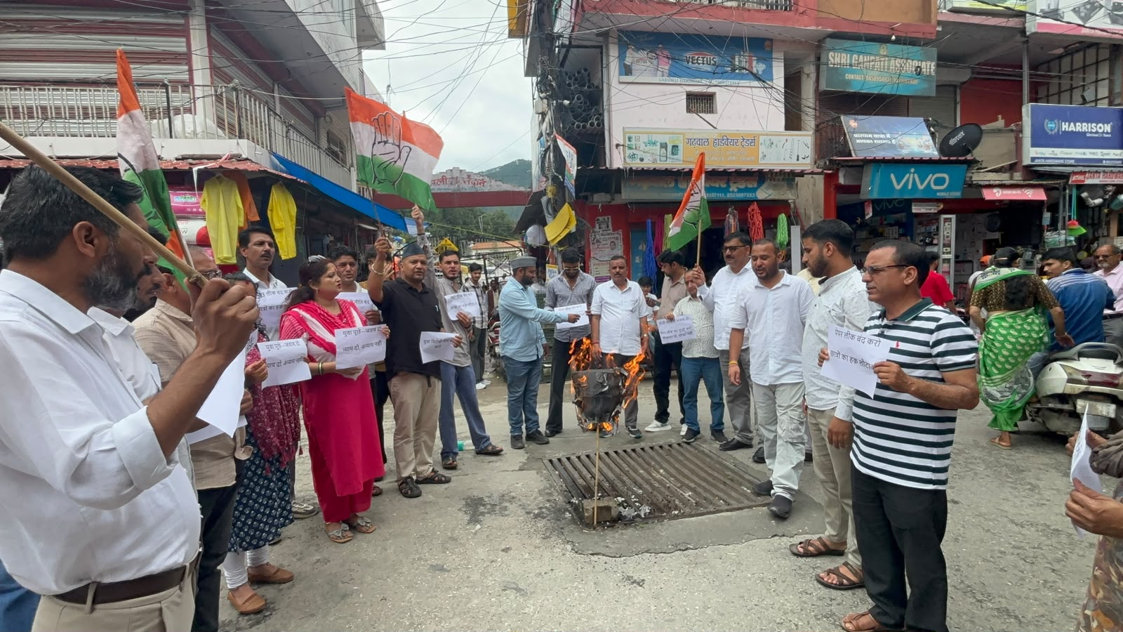 दिल्ली जंतर-मंतर से उठी छात्रों की गूंज पहुंची उत्तरकाशी, कांग्रेस ने फूंका केंद्र सरकार का पुतला 