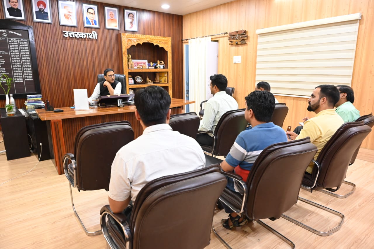 जिलाधिकारी ने पर्यटन विभाग, जिला ग्रामोद्योग एवं जिला उद्योग केंद्र द्वारा क्रियान्वित योजनाओं की ली समीक्षा बैठक