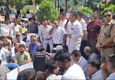 यमुनोत्री विधायक संजय डोभाल ने जनपद में हो रहे भ्रष्टाचार को लेकर डीएम कार्यालय का किया घेराव 